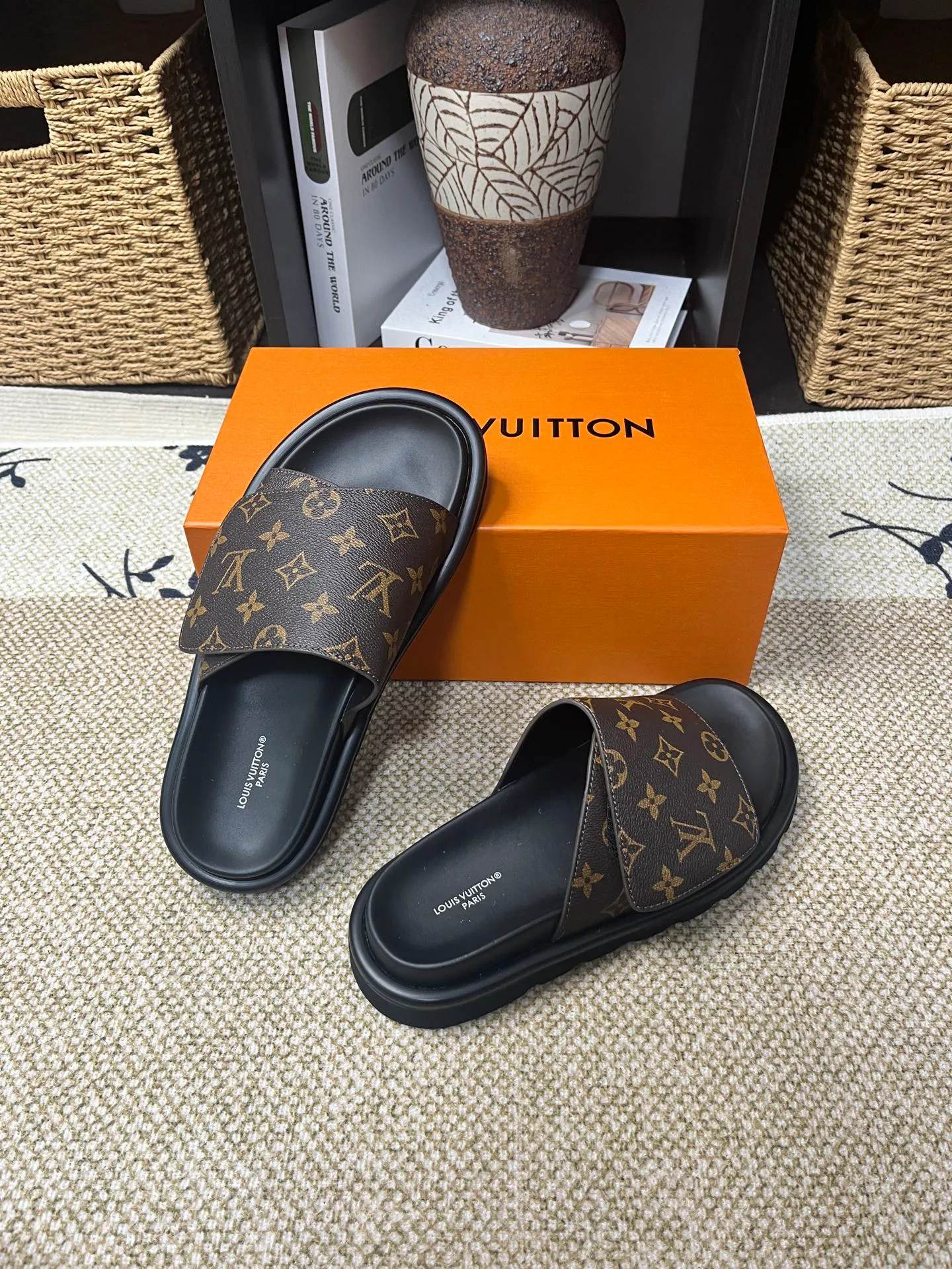 P340 [New Style] [LOUIS VUITTON] Louis Vuitton, LV printing, men's and women's slippers are now on the market, packed in drawer boxes with cloth bags and cards, the upper pattern looks very soft and waxy, and is a super versatile leg slimming tool. Fabric: imported denim/canvas/old fabric, LV hardware LOGO, official website pattern printing, comfortable to wear, feet: high-elastic PU water table. Sole: foam sole, heel height: about 5cm. Code number: 35-46, 35, 45, 46 are custom-made and non-returnable. Color: multiple colors and styles available.